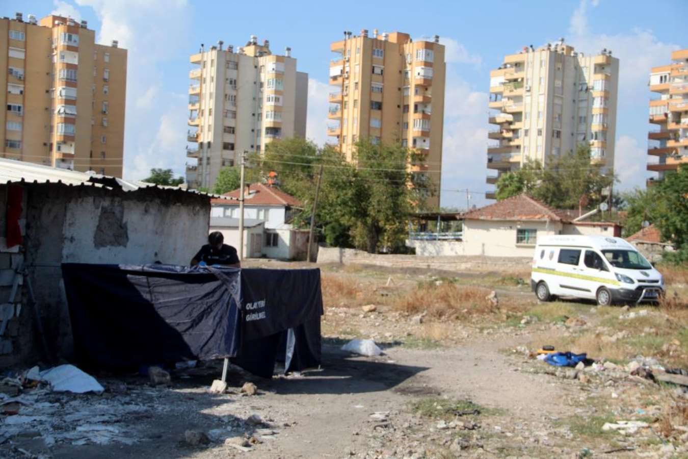 Antalya'da boş arazide erkek cesedi bulundu