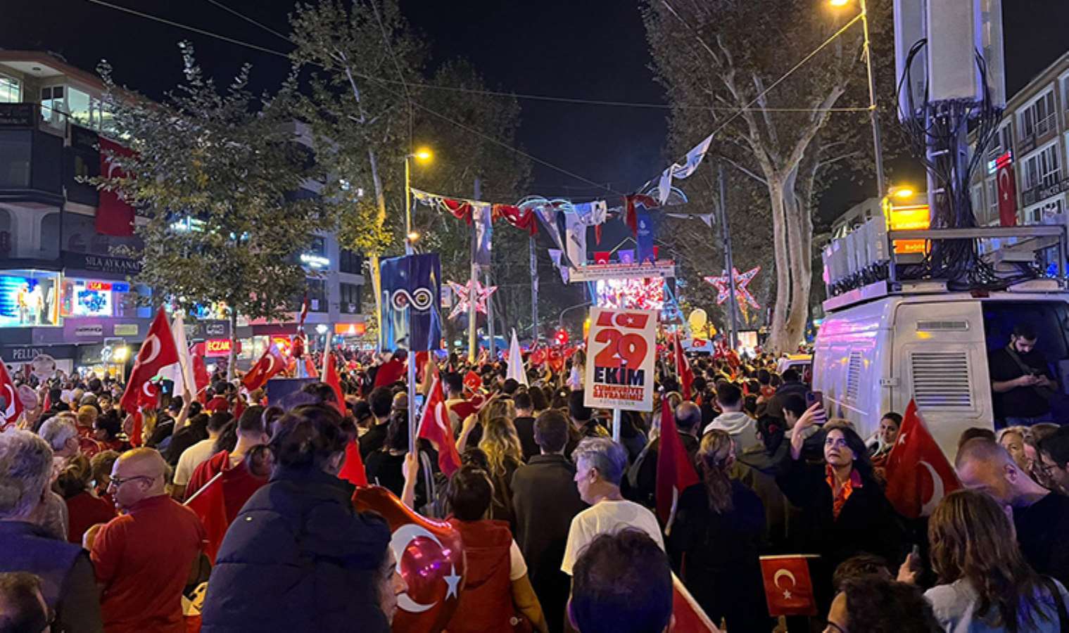 İstanbul'da Cumhuriyet Bayramı coşkusu: Her yer kırmızı beyaz