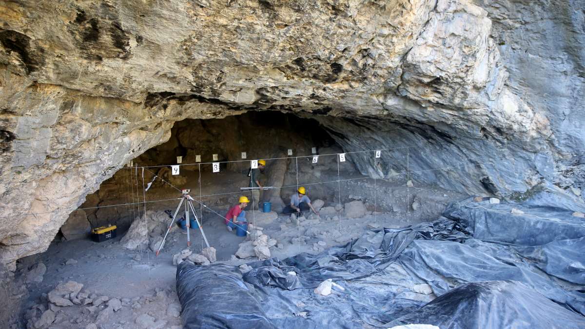 Kahramanmaraş'ta mağara kazısında 12 bin yıllık olduğu düşünülen mezar bulundu