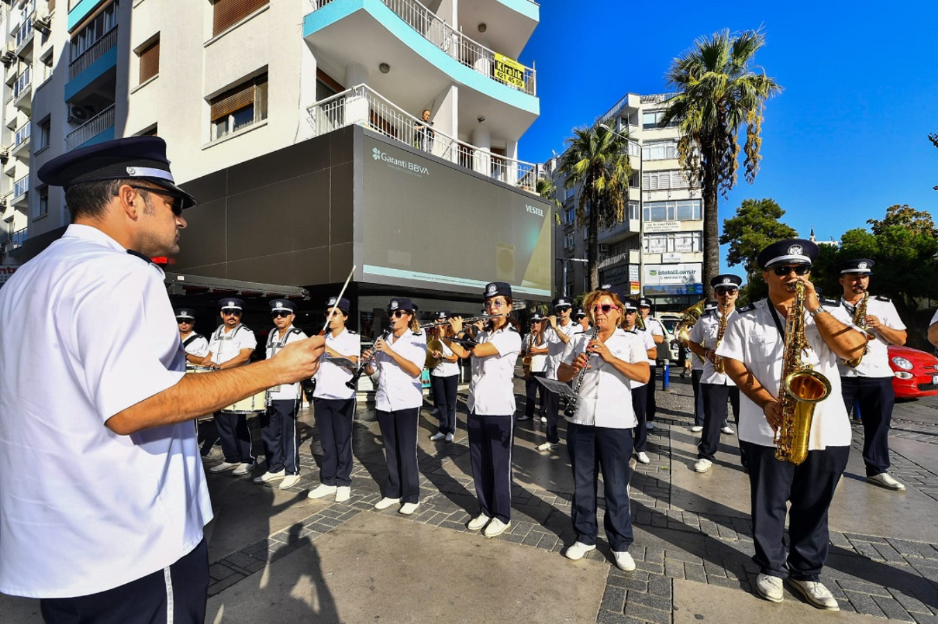 İzmir sokakları Cumhuriyet Bayramı havasına girdi