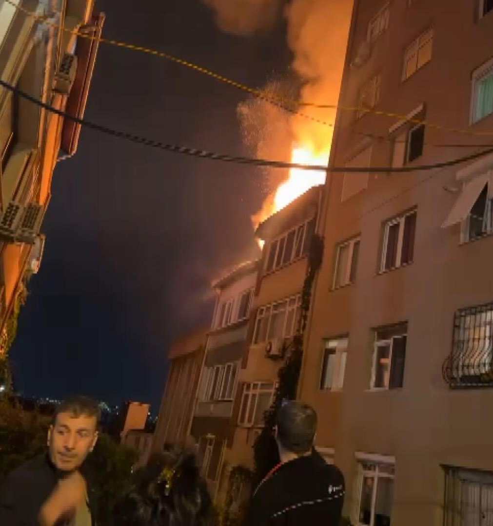 Beyoğlu'nda yangın paniği: 6 katlı binanın çatısı alev alev yandı!