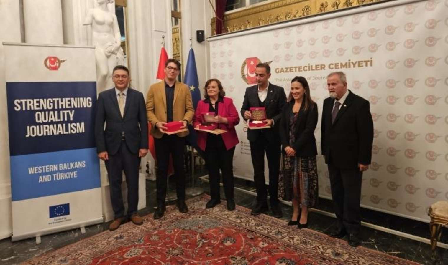 Yazarımız Murat Ağırel ödülünü tutuklu bulunan yazarımız Barış Pehlivan'a adadı