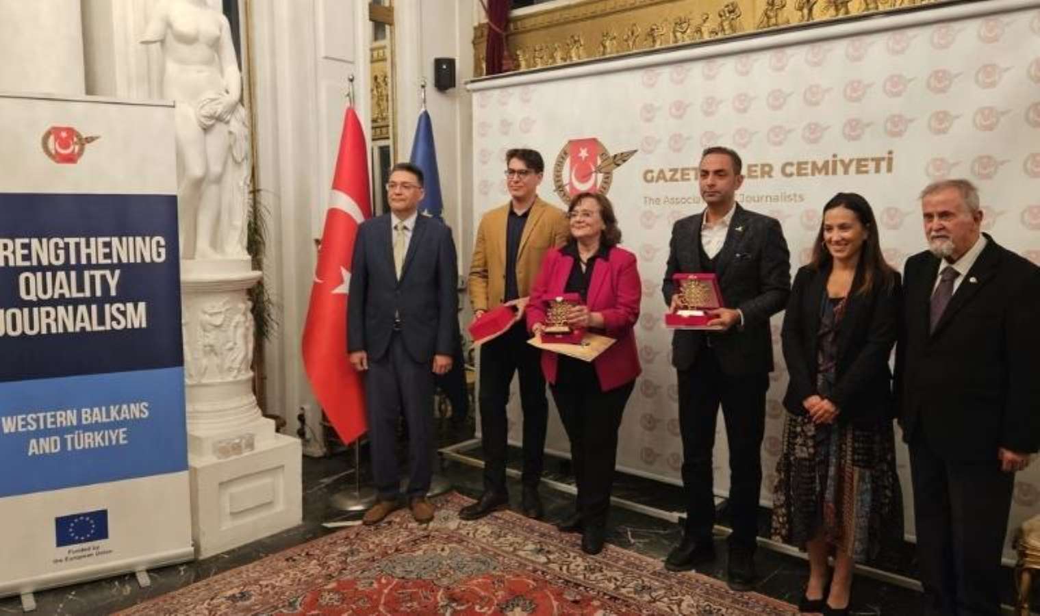 Yazarımız Murat Ağırel ödülünü tutuklu bulunan yazarımız Barış Pehlivan'a adadı