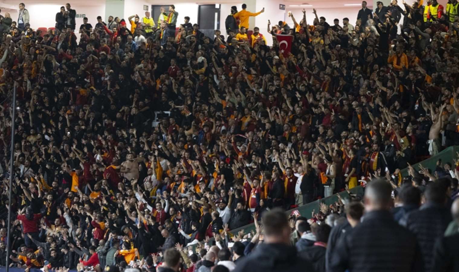 Galatasaray taraftarı takımlarını İngiltere'de yalnız bırakmadı!