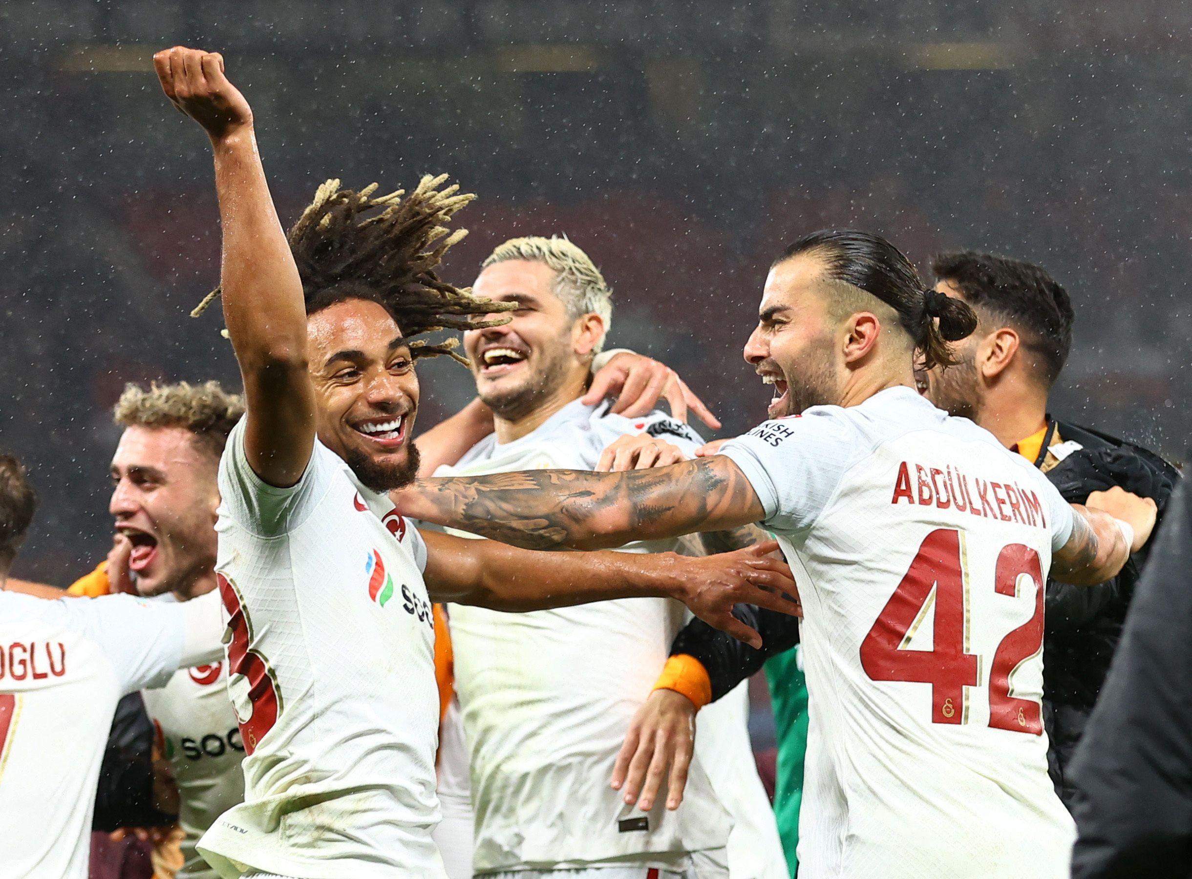 Galatasaray'ın zaferi İngiltere basınında: 'Otuz yıl sonra Manchester United cehennemi gördü, fakat İstanbul'da değil kendi sahasında'