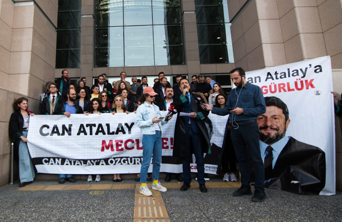 Can Atalay'ın arkadaşları ve meslektaşlarından tahliye çağrısı: 'AYM'nin kararları herkesi bağlar'