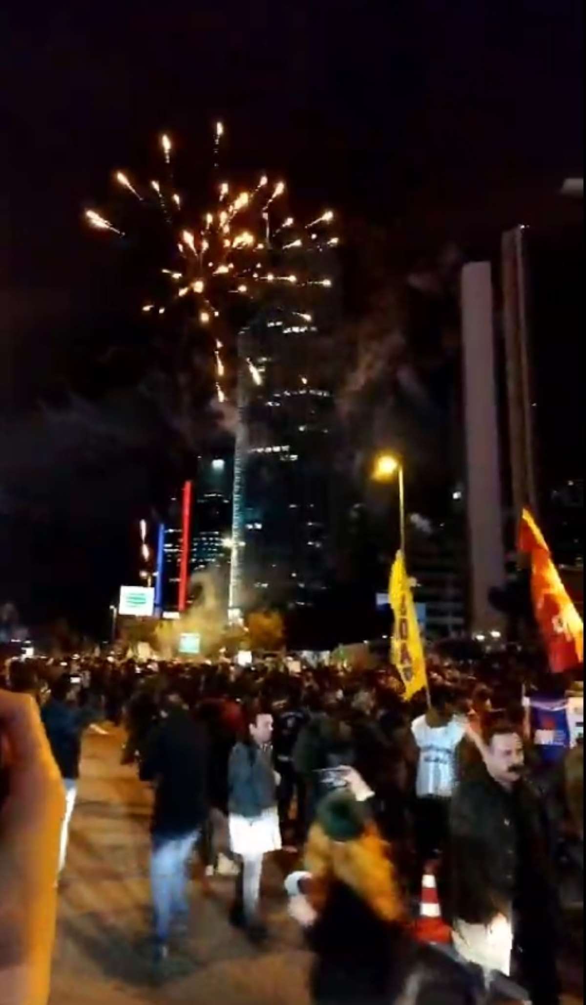 Son dakika... İstanbul'da hareketli gece: Protestocu grup İsrail Konsolosluğu'na 'havai fişek' attı!