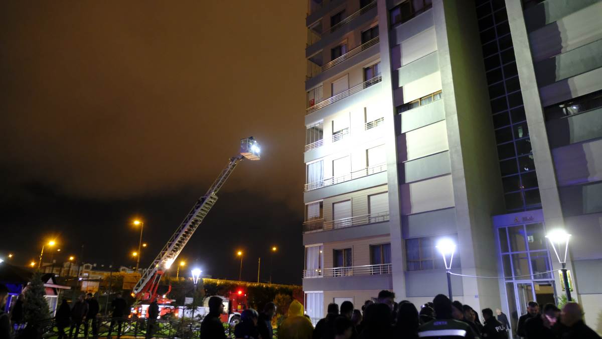 11 katlı apartmanda yangın çıktı... Eski bakanın annesi dumandan etkilendi