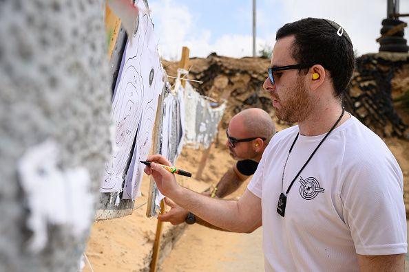 İsrail’de halk silahlanıyor: 120 bin sivil ilk defa silah ruhsatına başvurdu