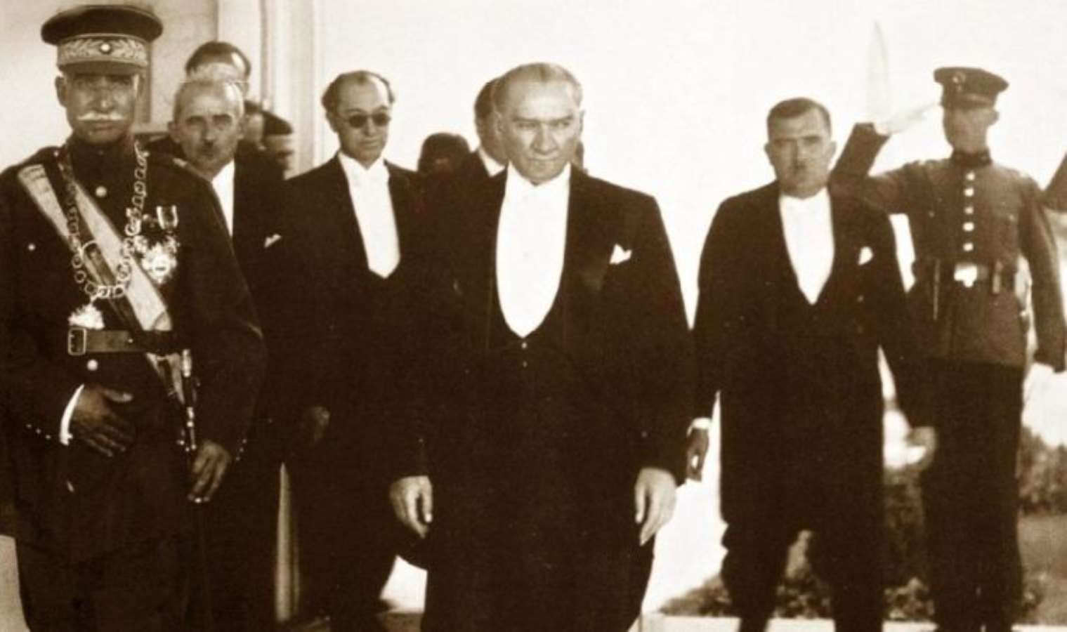 Atatürk'ün izinde şiirler: Mustafa Kemal Atatürk hakkında yazılmış anlamlı şiirler...