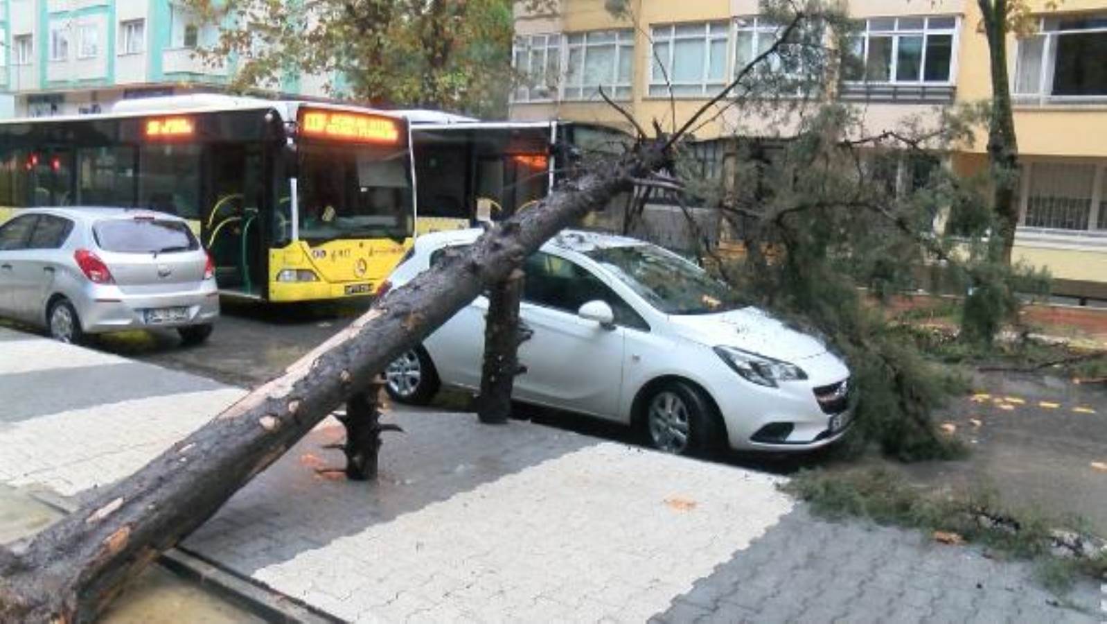 Türkiye'yi sağanak vurdu: Yollar göle döndü, ev ve işyerlerini su bastı