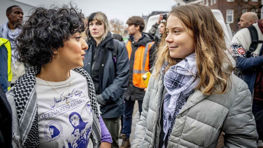 Amsterdam'daki iklim eyleminde bir kişi, Filistin'e destek veren Greta Thunberg'in elindeki mikrofonu almaya çalıştı