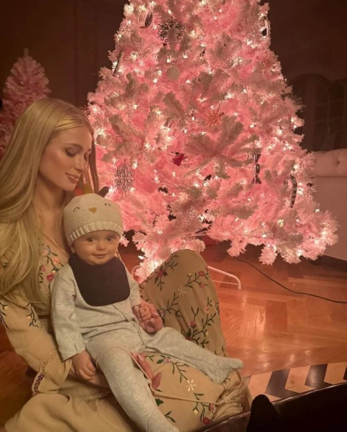 Paris Hilton'un taşıyıcı anneden kızı oldu, bebeğinin ismi gündemde