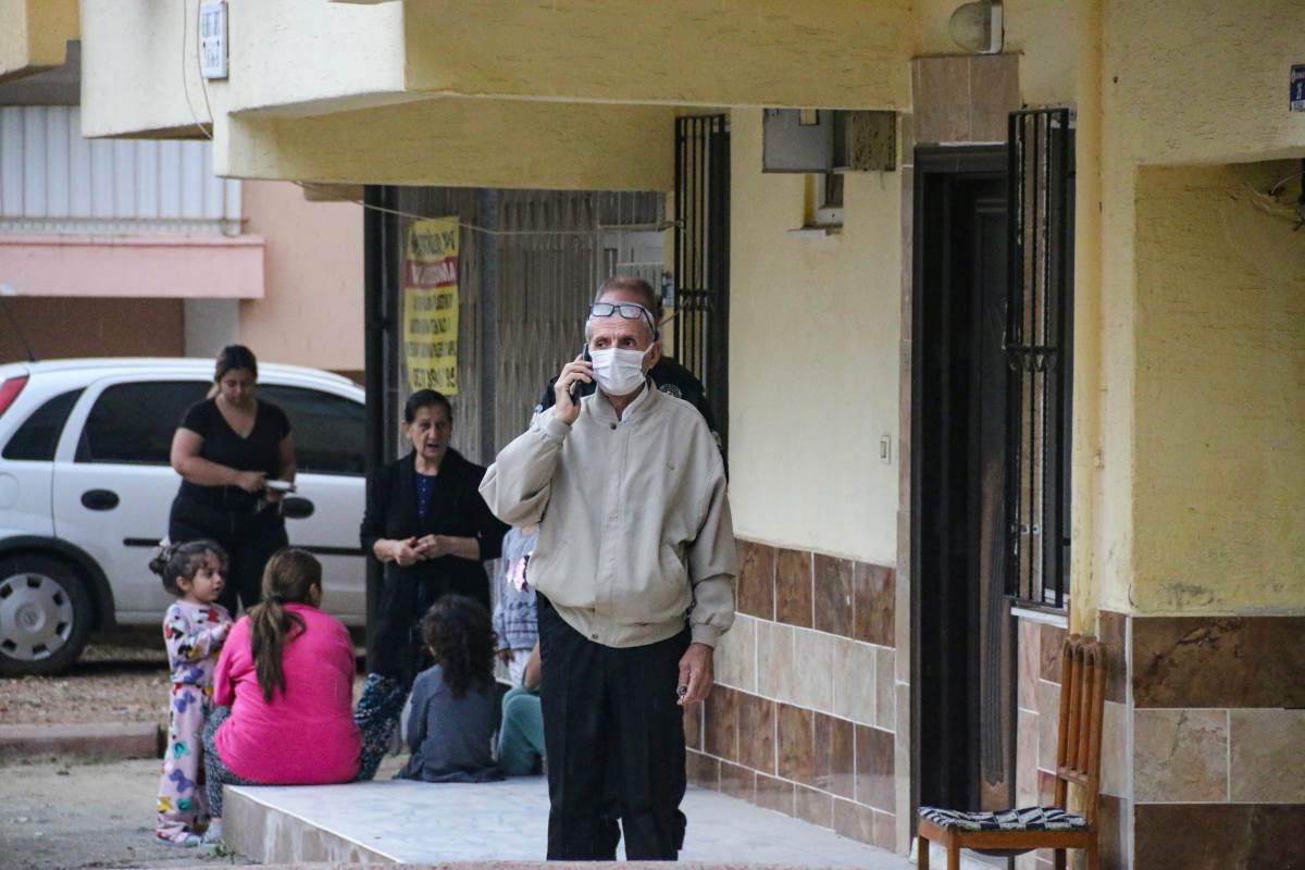 Yaşlı kadın evinde ölü bulundu, komşuları maskesiz sokağa çıkamadı