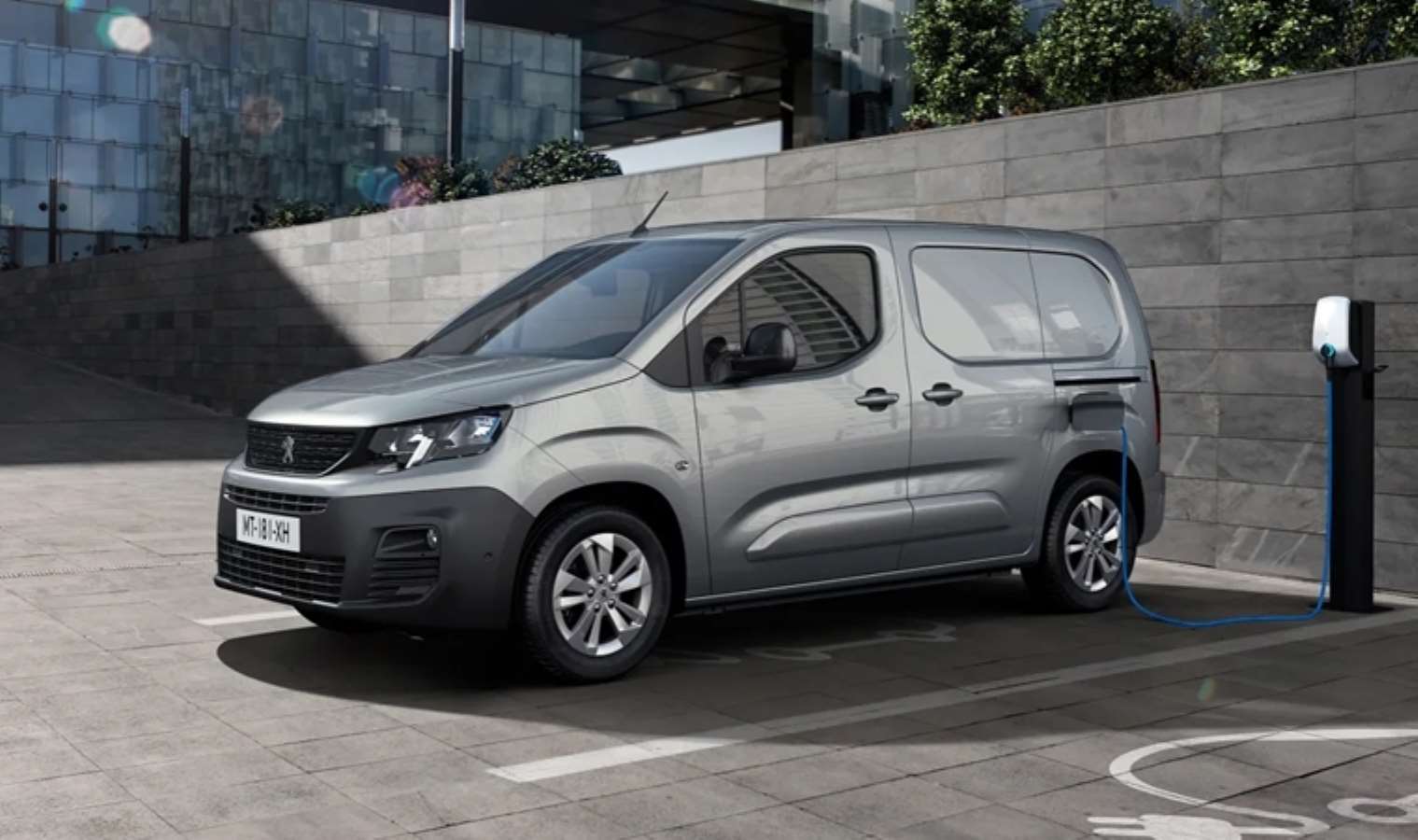 Peugeot hafif ticariler yenilendi: Elektrikli modellerle yakıt parası cepte kalacak!