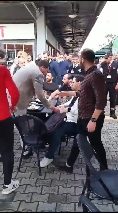 Kahveleri yere fırlatmışlardı... Starbucks'taki 'zorla İsrail protestosunda' 3 kişi serbest kaldı