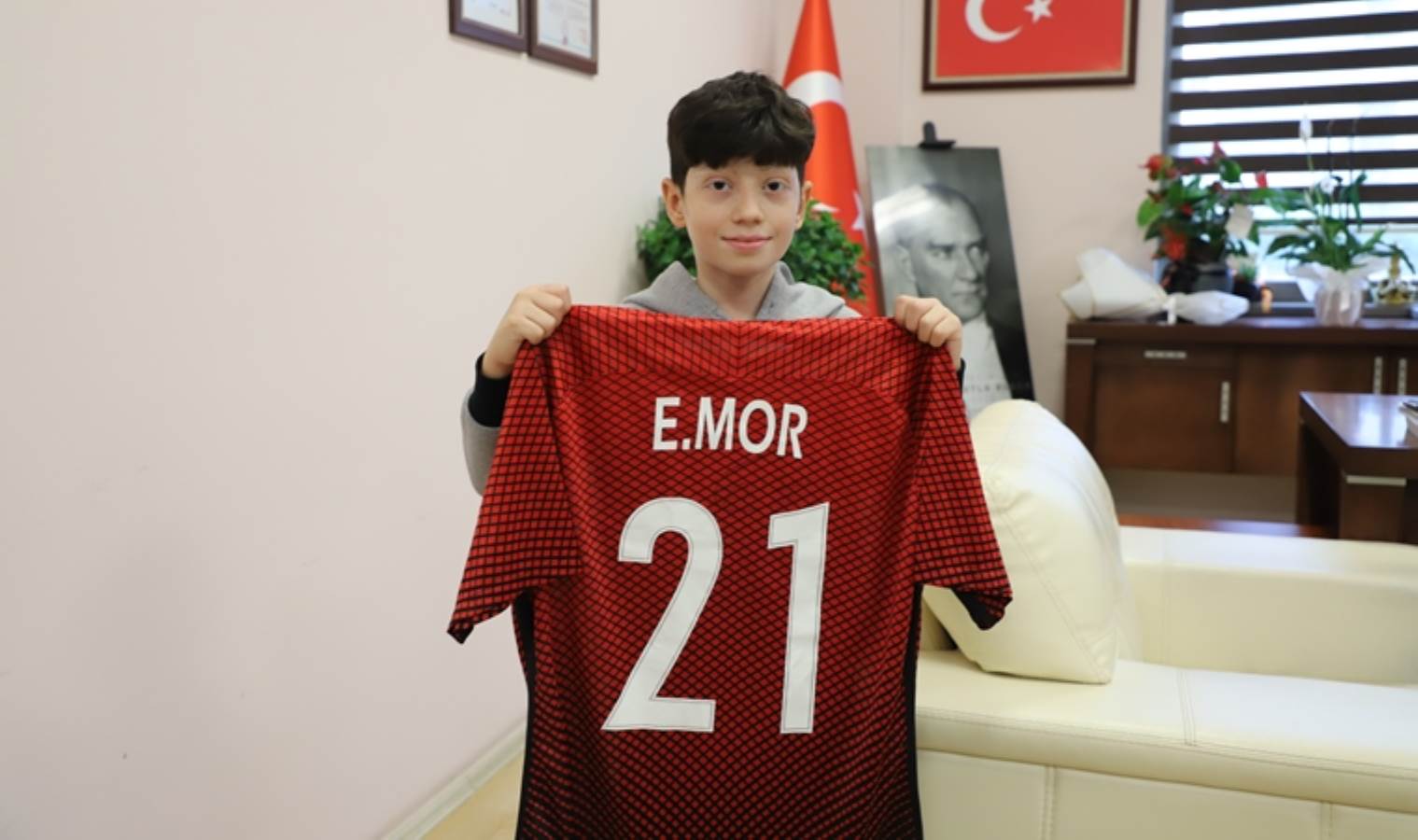 Emre Mor'dan genç Fenerbahçeli'ye jest!