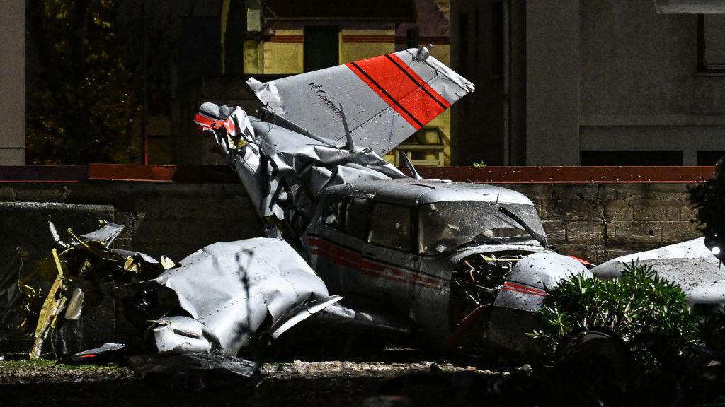 Çift motorlu küçük bir uçak Paris’in banliyösüne acil iniş yaptı