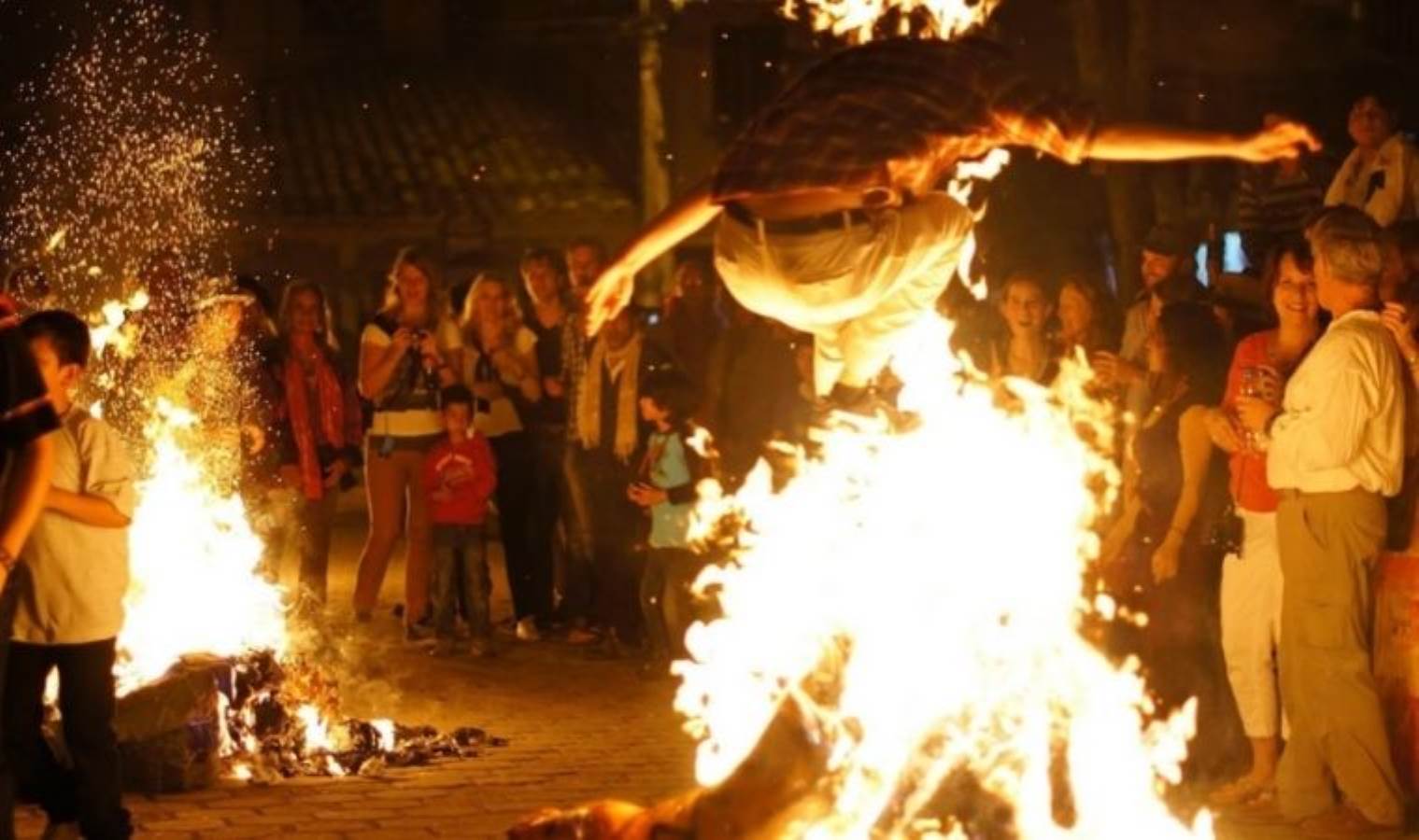 Ateş yakan da var üzüm yiyen de... Dünyanın en ilginç yılbaşı gelenekleri