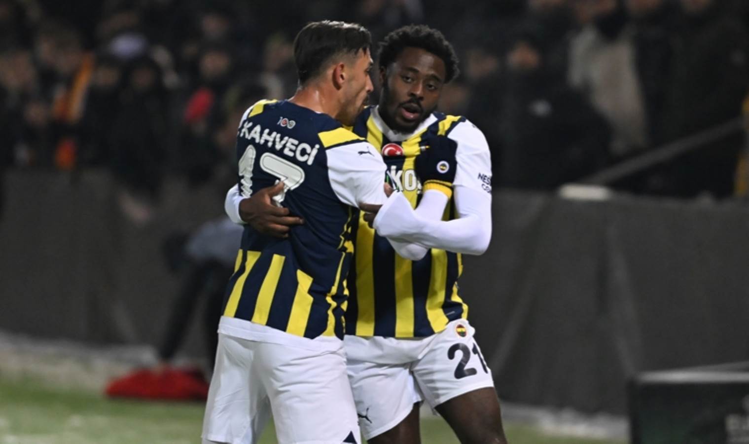 Fenerbahçe ağır yara aldı... Milli futbolcu taraftarlar ile tartıştı!