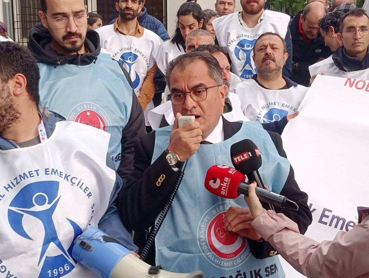 Ege Üniversitesi Hastanesi sağlıkçılarından kırmızı kartlı protesto