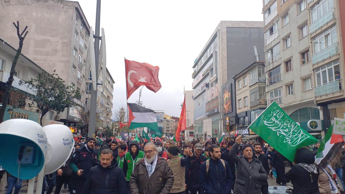 Şeriat provası gibi miting: 'Hilafet sancağı' taşıdılar