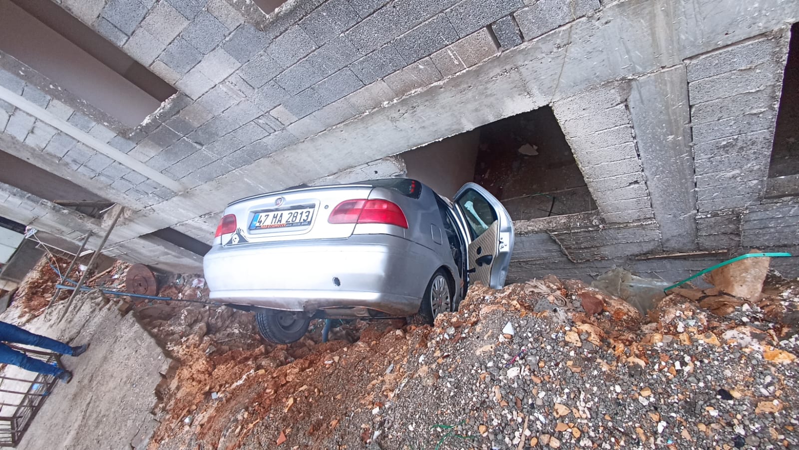 Otomobil, inşaat ile istinat duvarı arasındaki boşluğa düştü