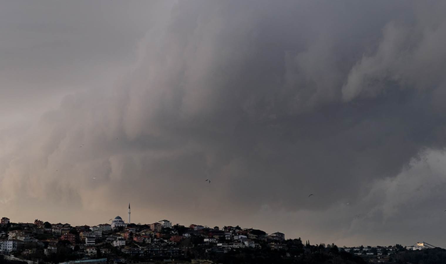 Ege, Akdeniz ve Marmara'yı fırtına vurdu: Deniz taştı, ağaçlar söküldü, çatılar uçtu...