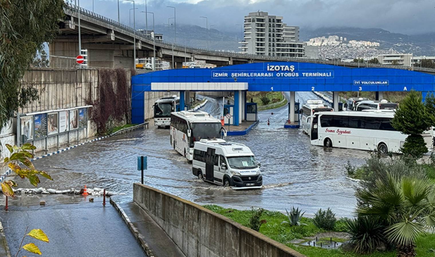 Ege, Akdeniz ve Marmara'yı fırtına vurdu: Deniz taştı, ağaçlar söküldü, çatılar uçtu...