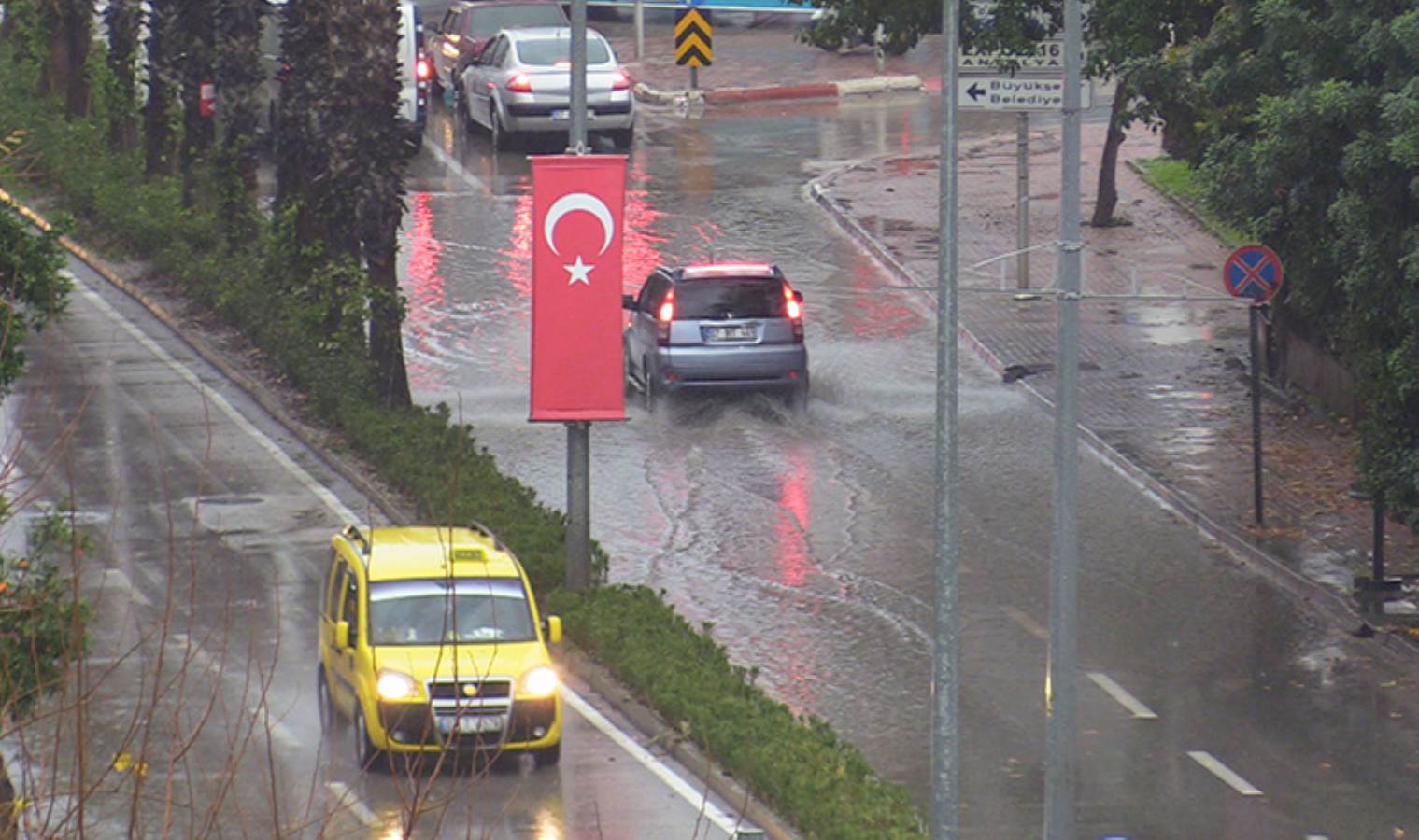 Ege, Akdeniz ve Marmara'yı fırtına vurdu: Deniz taştı, ağaçlar söküldü, çatılar uçtu...