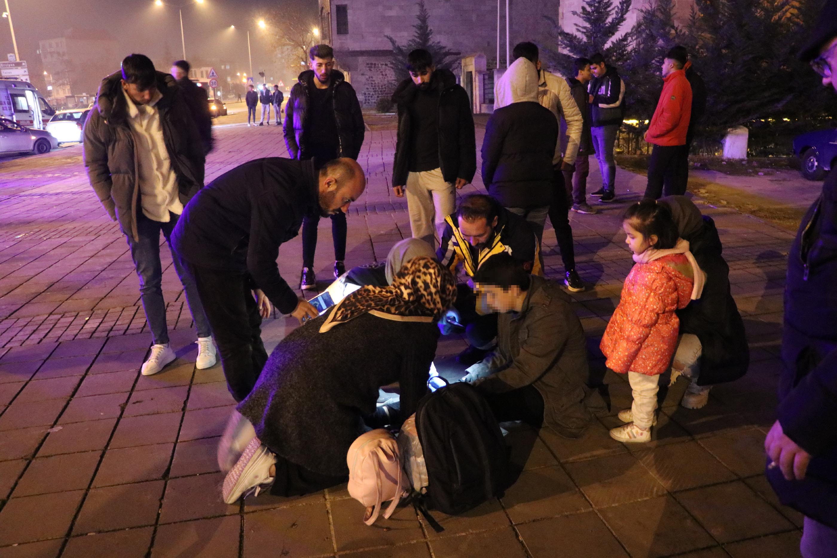 Husumetlisini ateş açarak yaralayan kişi, yoldan geçen çocuğu da vurdu