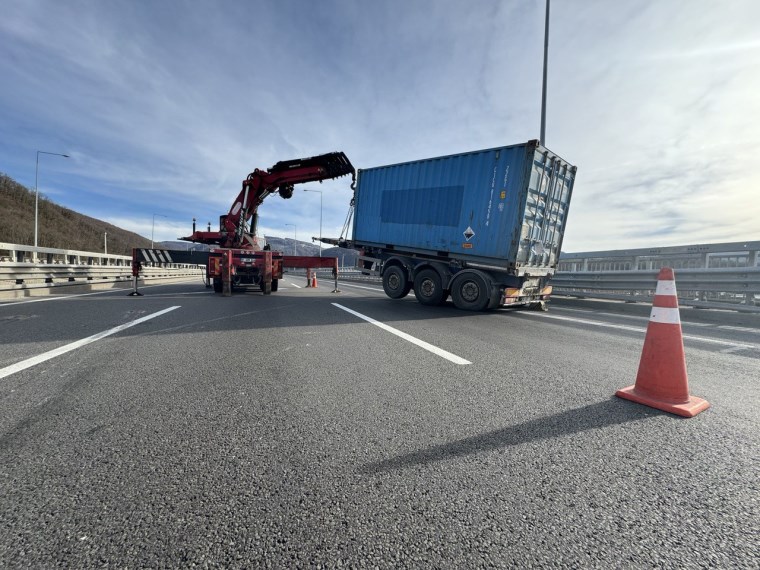 TIR'dan ayrılan dorse Düzce kesiminde ulaşımı aksattı