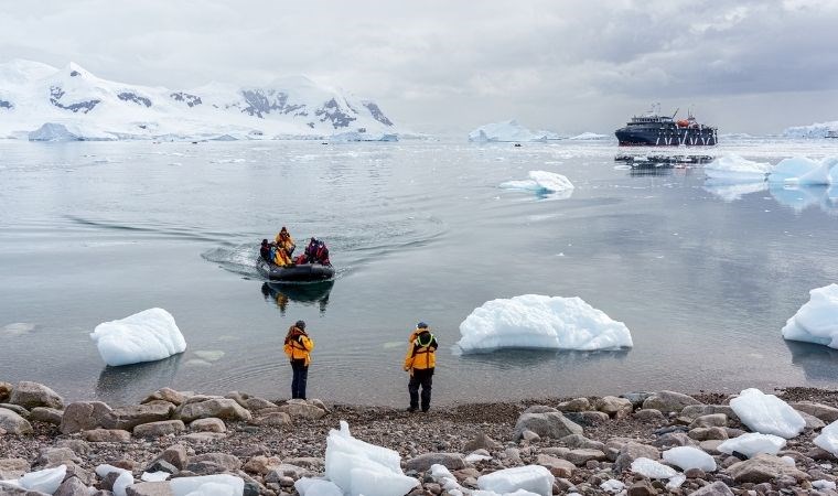 Türk turizmci, seyahat tutkunlarını uçakla Antarktika’ya indiriyor