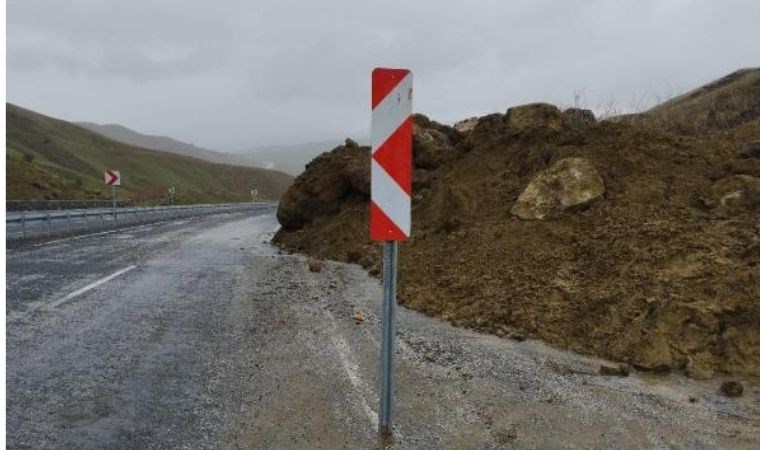 Muş - Erzurum kara yolunda heyelan