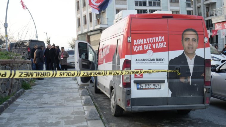 İstanbul'da Yeniden Refah Partisi'nin seçim aracına ateş açıldı!