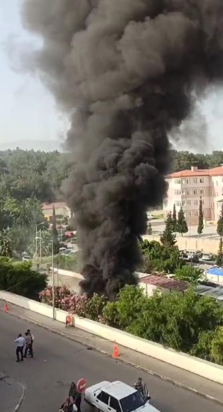 İskenderun Devlet Hastanesi'nde yangın: Poliklinik olarak kullanılan 3 konteyner kül oldu!