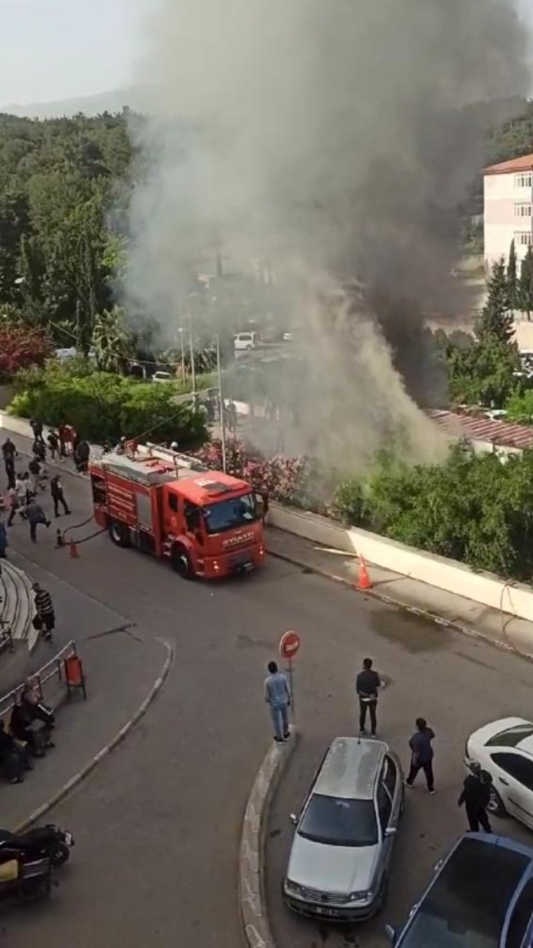 İskenderun Devlet Hastanesi'nde yangın: Poliklinik olarak kullanılan 3 konteyner kül oldu!