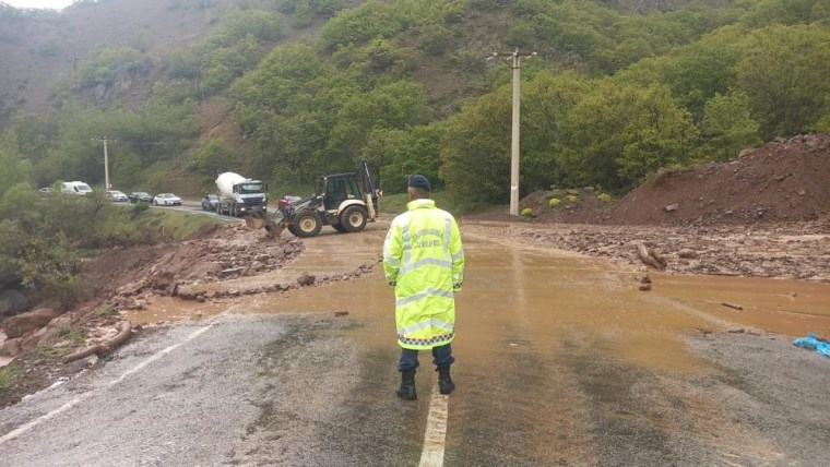 Tunceli-Erzincan karayolunda heyelan: Yol araç trafiğine kapandı