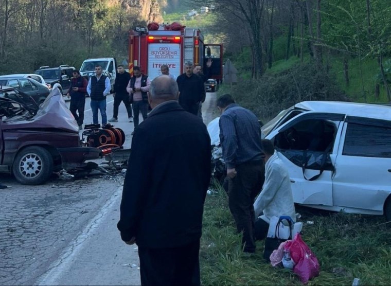 Ordu’da iki otomobil kafa kafaya çarpıştı: 9 yaralı