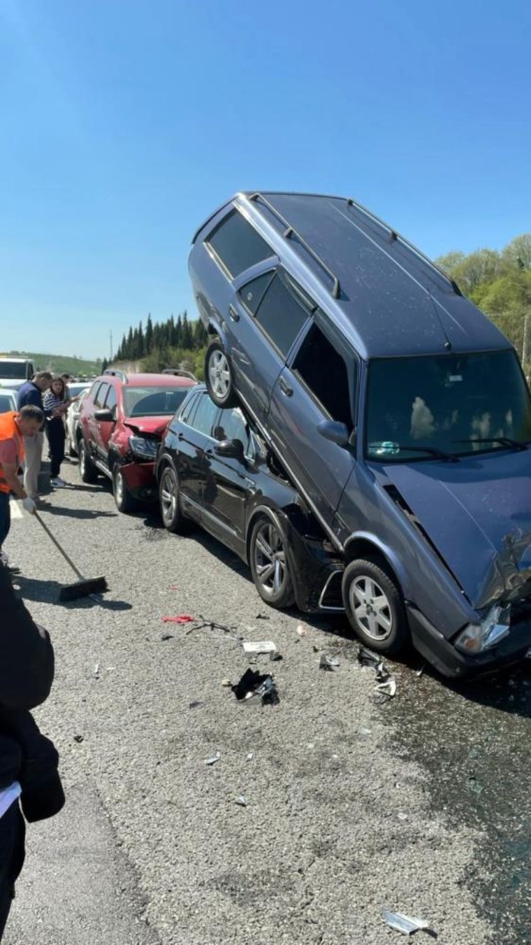 9 araçlı zincirleme kazada ilginç görüntü: Araçlar üst üste çıktı