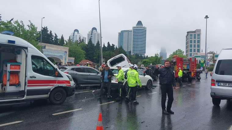 Son dakika.... Beşiktaş'ta Büyükdere Caddesi'nde zincirleme kaza