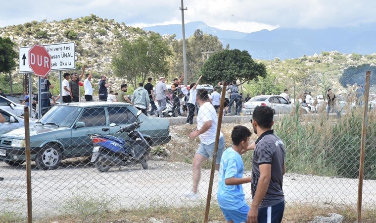 Futbol sahasında taşlı sopalı kavga: Maç başlamadan ertelendi!